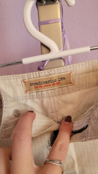 Short Stradivarius blanco estampado talle bajo