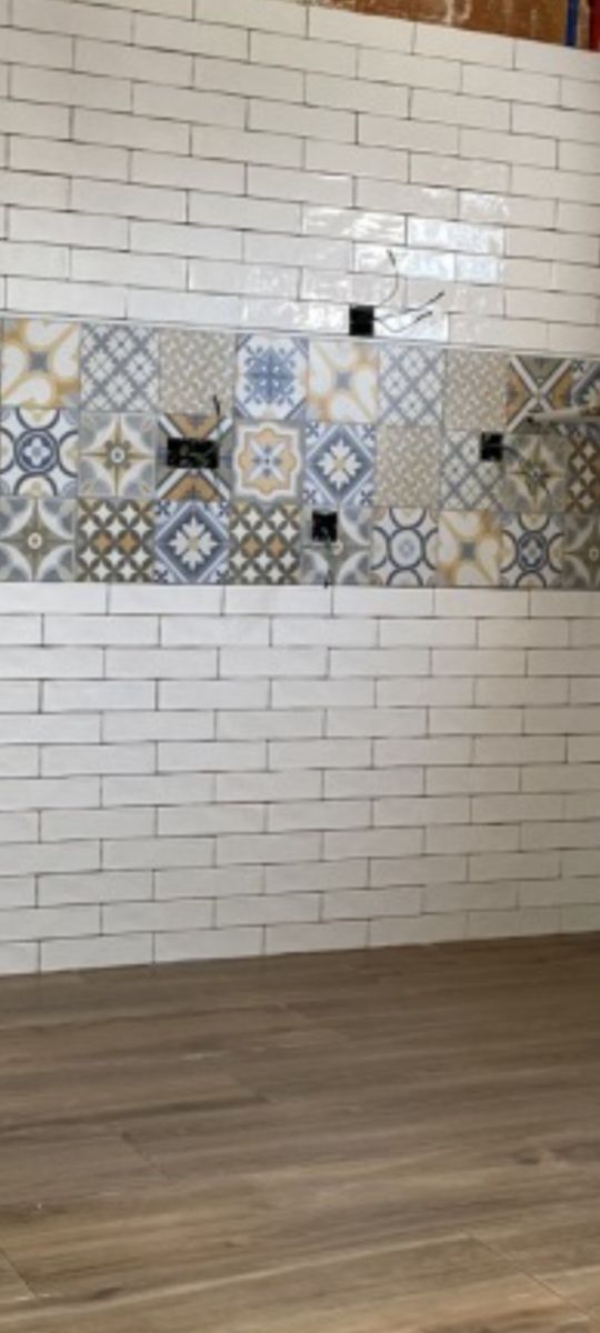 se hacen trabajos de alicatado y solado