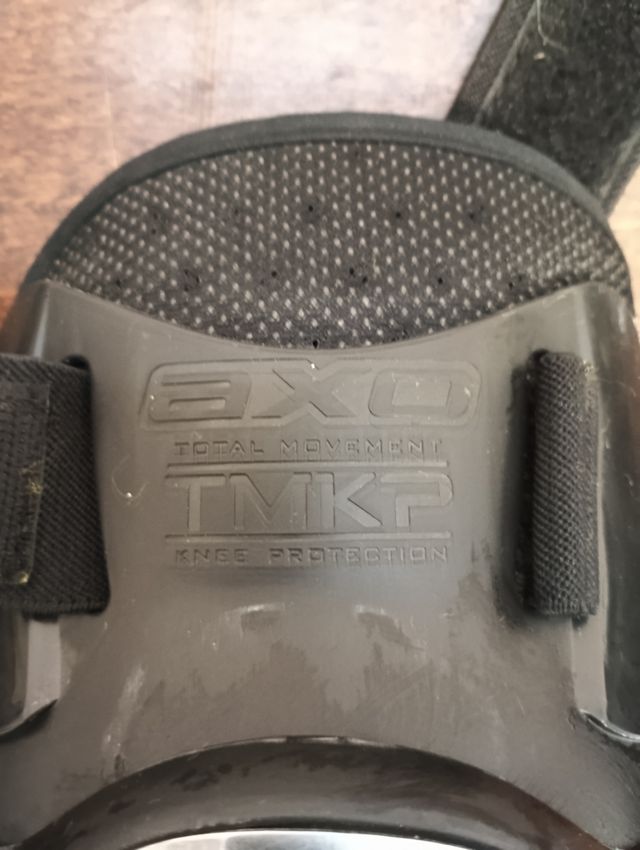 Rodilleras y coderas de moto. Marca AXO.