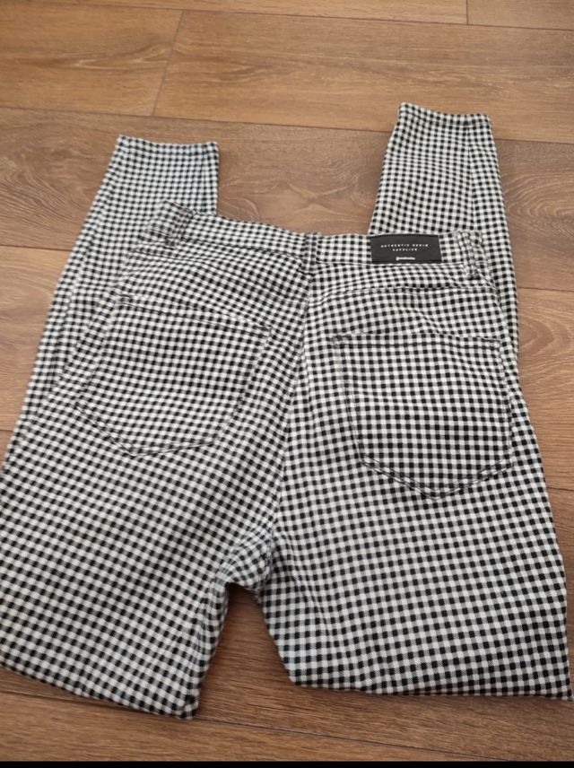 pantalón chica de "Stradivarius"