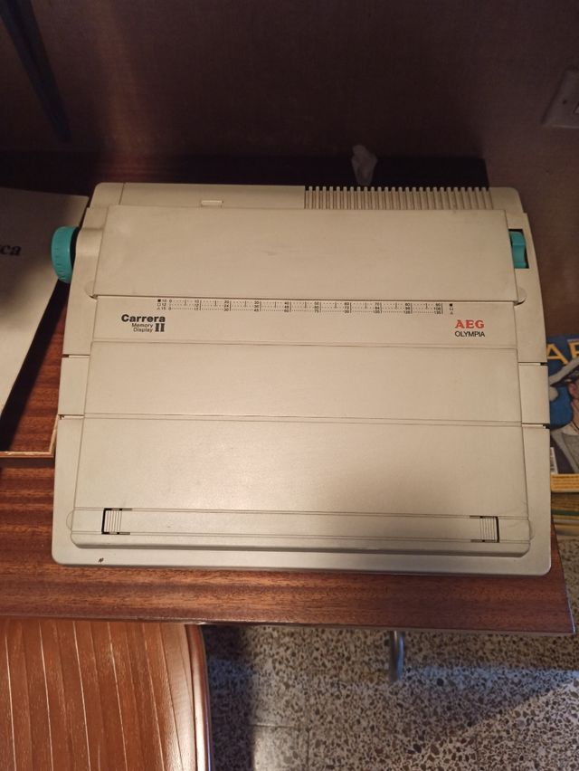 Máquina de escribir AEG Olympia Carrera 2