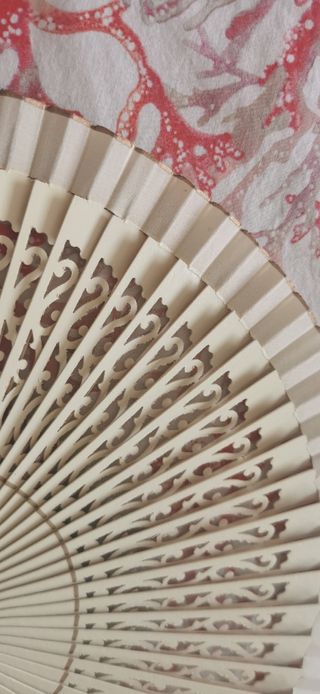 Precioso Abanico color Crema Nacarado