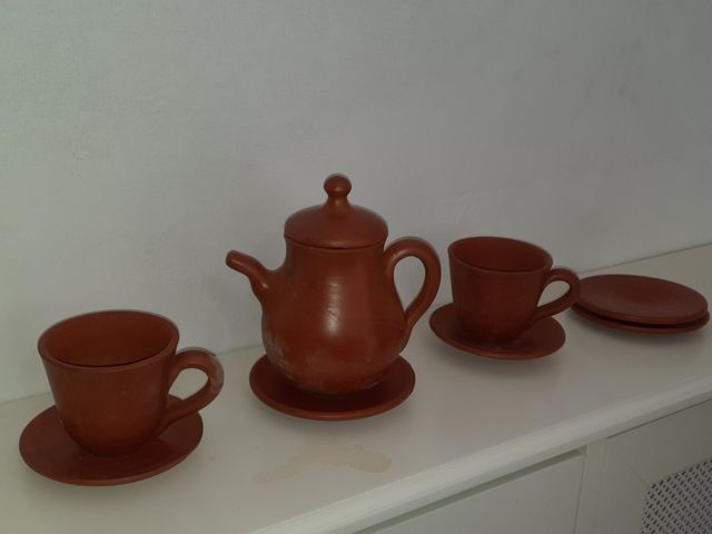 juego de café y jarra de barro hechos a mano