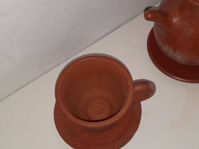 juego de café y jarra de barro hechos a mano