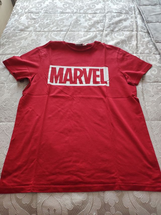 Camiseta MARVEL roja letras blacas.        MARVEL