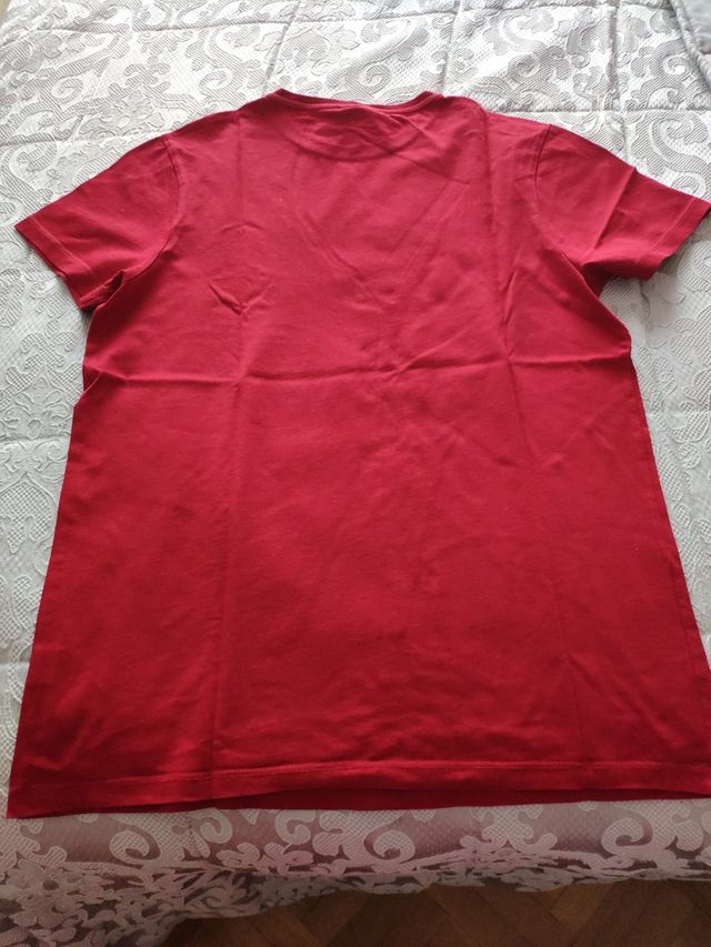 Camiseta MARVEL roja letras blacas.        MARVEL