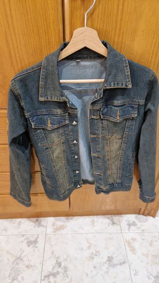 Chaqueta tejana chica mujer con detalle dorado