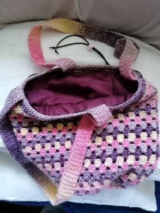 Gorro, bufanda y bolso de lana de fantasía. 