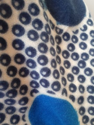 Bufanda de tonos azules con etiqueta