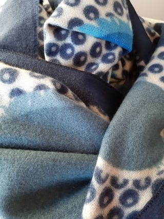 Bufanda de tonos azules con etiqueta