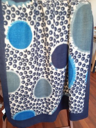 Bufanda de tonos azules con etiqueta