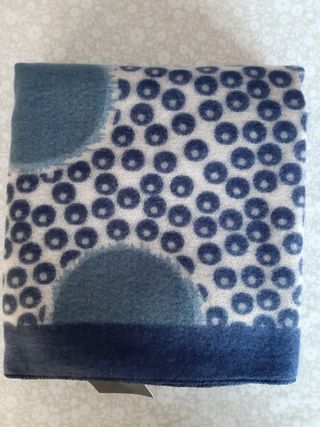 Bufanda de tonos azules con etiqueta