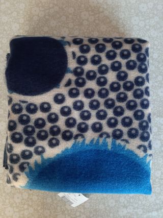 Bufanda de tonos azules con etiqueta