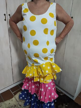 traje de flamenca lunares amarillo, rosa y azul