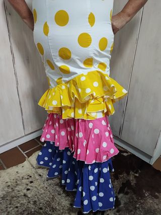 traje de flamenca lunares amarillo, rosa y azul