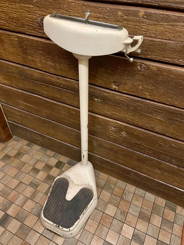 Antigua báscula de farmacia