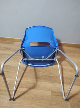 silla azul ideal para escritorio de niño.