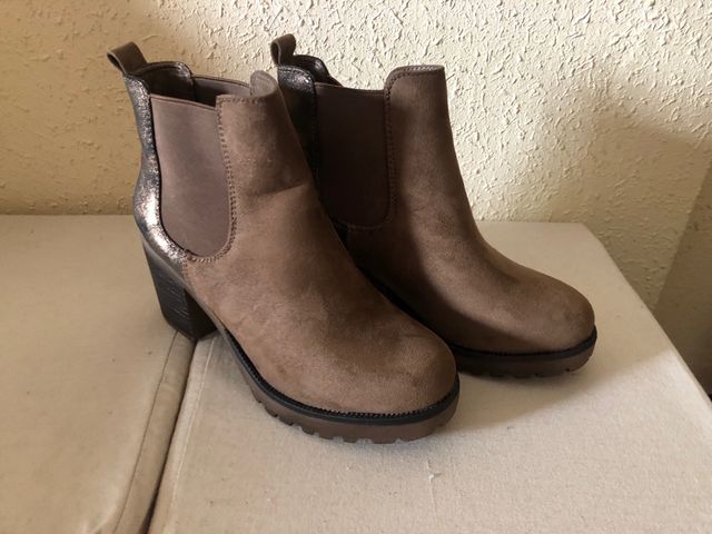 Stivaletti da donna. Nuovo, mai indossato.