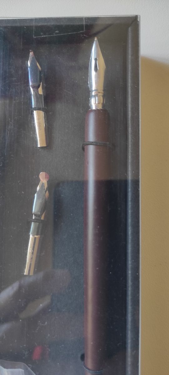 Pluma con tinta. Nuevo