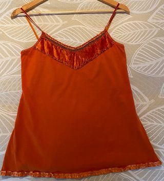 Camiseta de terciopelo con abalorios de Zara