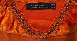 Camiseta de terciopelo con abalorios de Zara