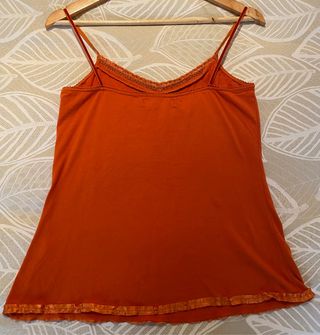 Camiseta de terciopelo con abalorios de Zara
