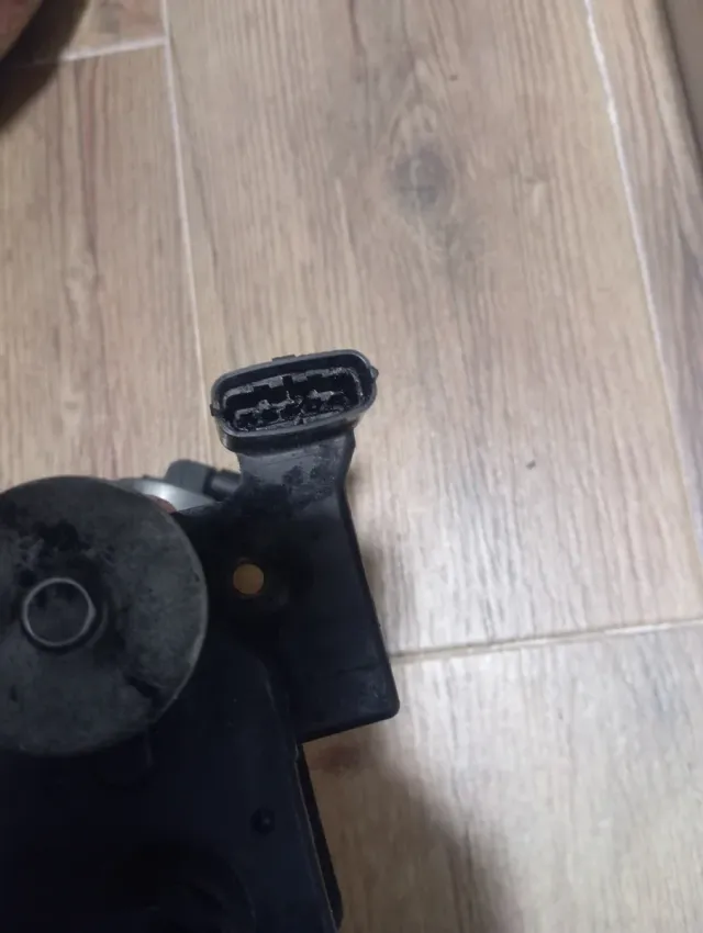 cuerpo mariposa Kia Carens,EGr