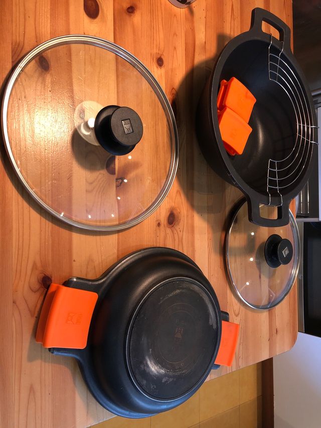 Wok y cacerola baja.