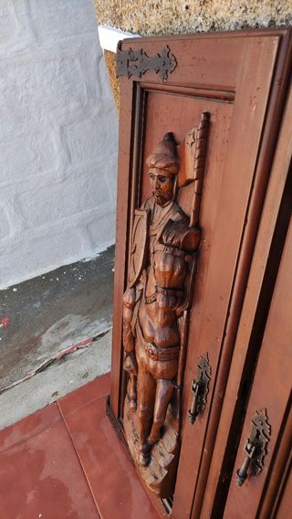 Porte dell'armadio intagliate a mano.