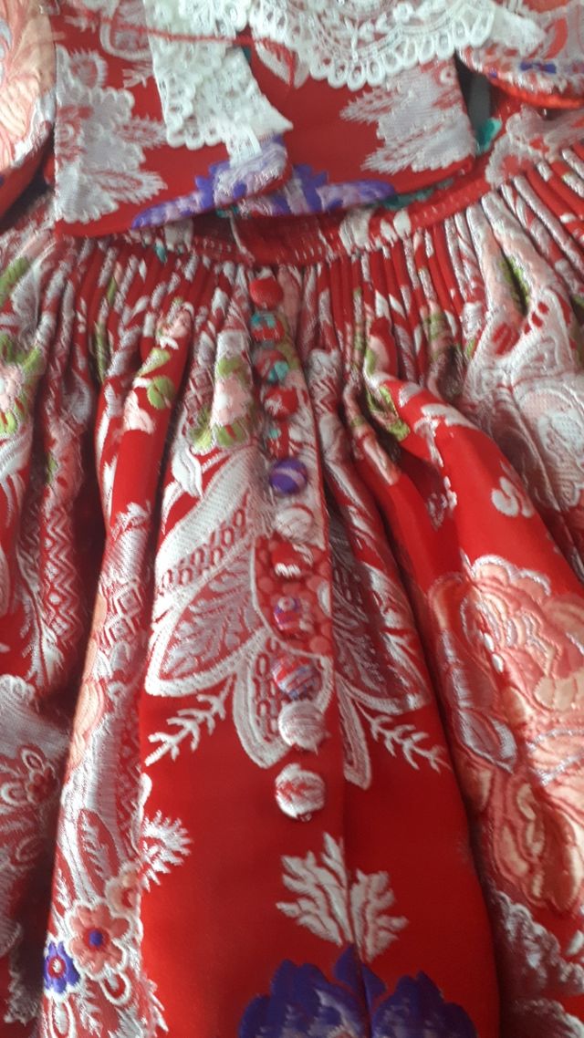 traje de fallera y zapatos