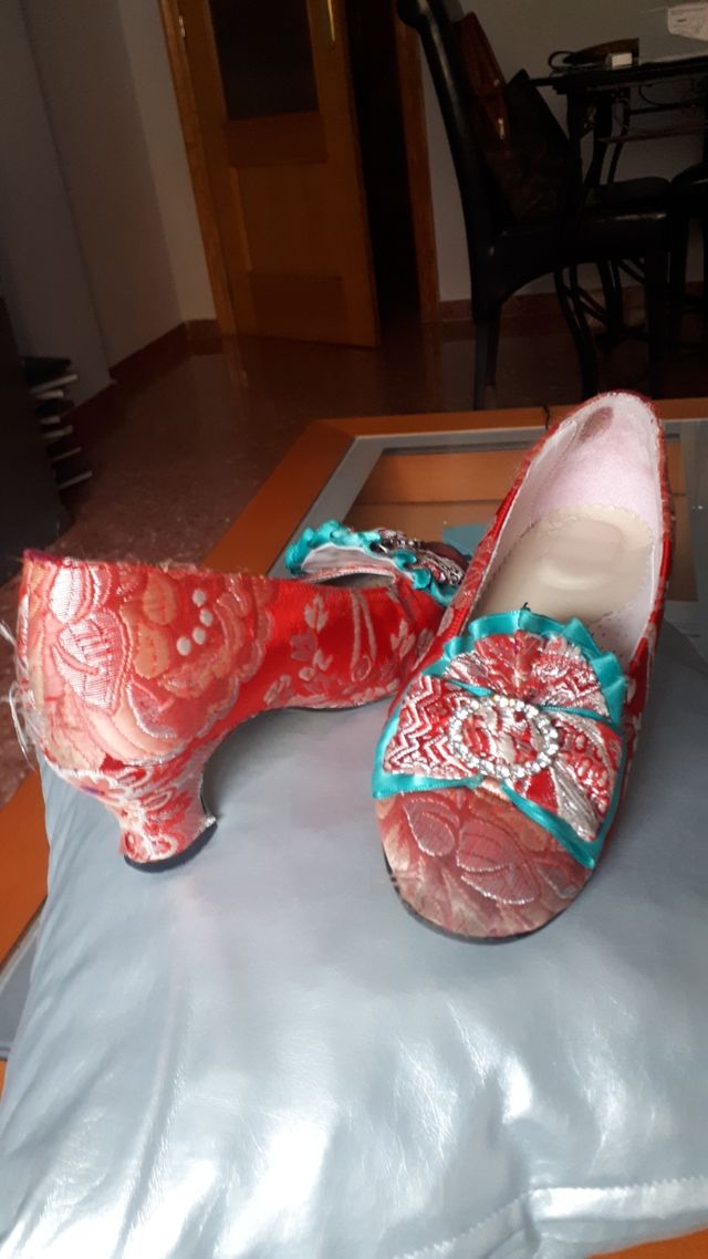 traje de fallera y zapatos