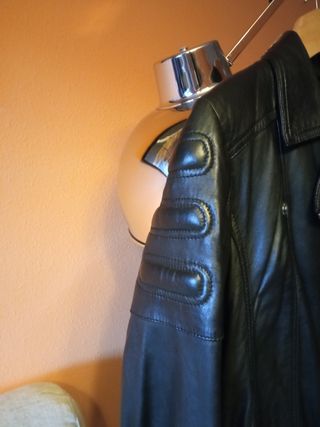 Cazadora de cuero tipo motera negra