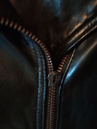 Cazadora de cuero tipo motera negra