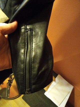 Cazadora de cuero tipo motera negra