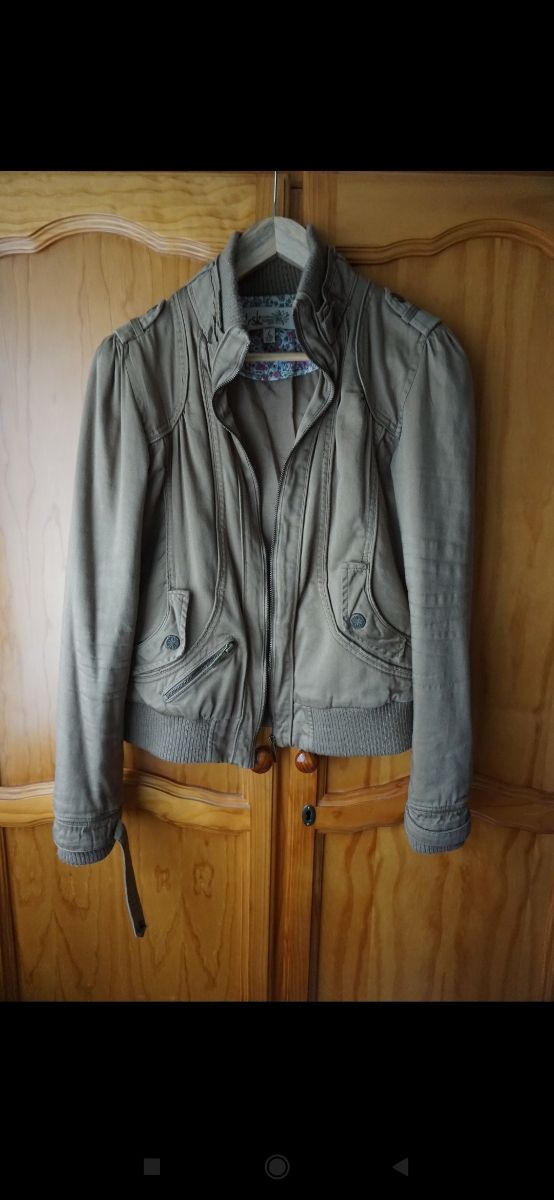 Cazadora corta color beige