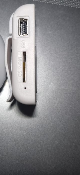 Mp3 nuevo. Sin uso. Color blanco y plateado.