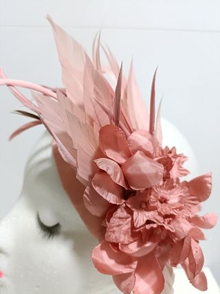 TOCADO DE FIESTA CASQUETE NUDE.