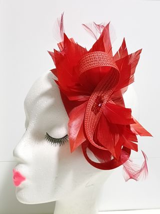 TOCADO PARA BODA Y FIESTA. COLOR ROJO.