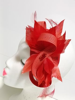 TOCADO PARA BODA Y FIESTA. COLOR ROJO.