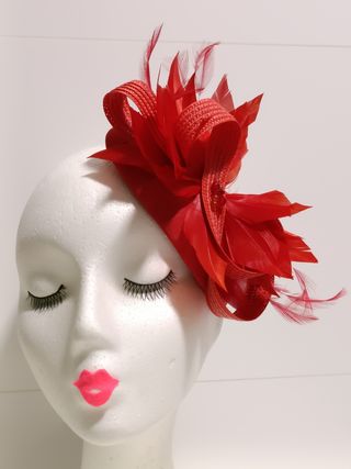 TOCADO PARA BODA Y FIESTA. COLOR ROJO.