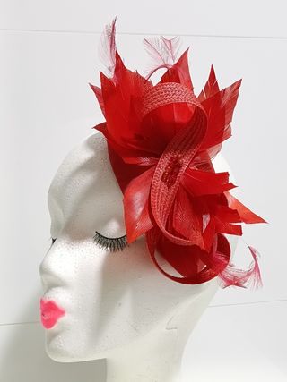 TOCADO PARA BODA Y FIESTA. COLOR ROJO.