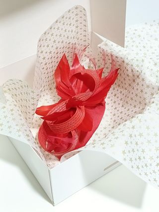 TOCADO PARA BODA Y FIESTA. COLOR ROJO.