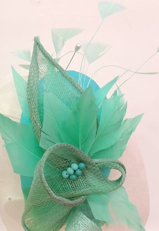 TOCADO DE BODA COLOR TURQUESA.