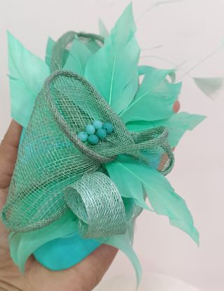 TOCADO DE BODA COLOR TURQUESA.