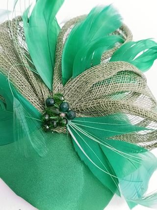 TOCADO CASQUETE DE SINAMAY COLOR VERDE.