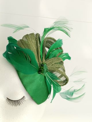 TOCADO CASQUETE DE SINAMAY COLOR VERDE.