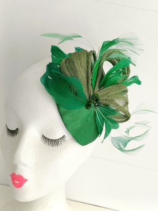 TOCADO CASQUETE DE SINAMAY COLOR VERDE.