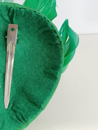 TOCADO CASQUETE DE SINAMAY COLOR VERDE.