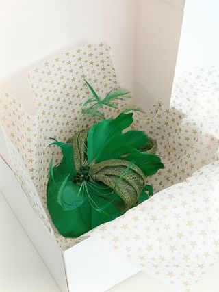 TOCADO CASQUETE DE SINAMAY COLOR VERDE.