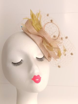 TOCADO DE SINAMAY COLOR BEIGE DORADO.